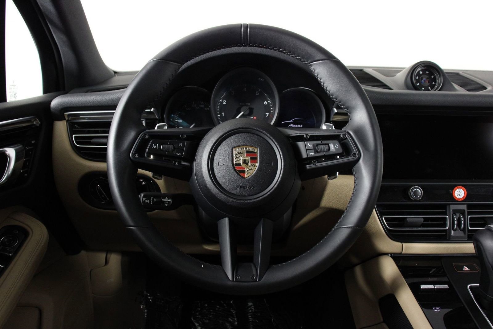 Certified 2025 Porsche Macan AWD/4WD image 12