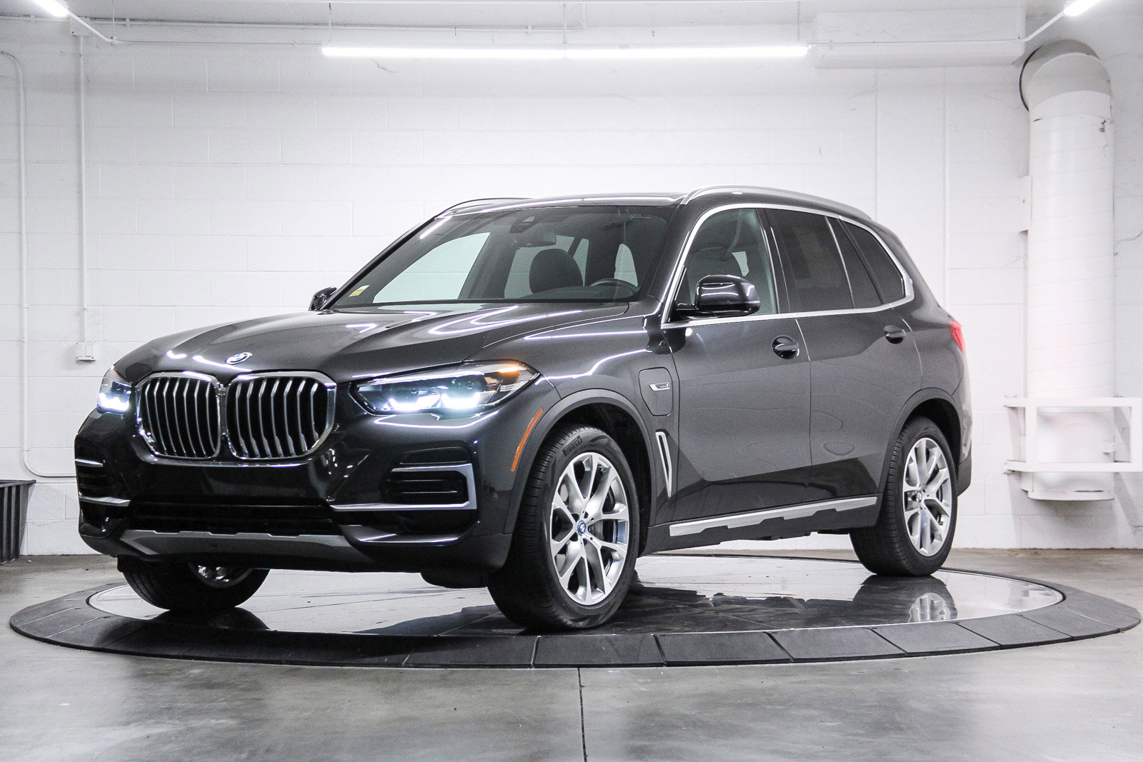 Certified 2023 BMW X5 xDrive45e w/ Parking Assistance Package image 3