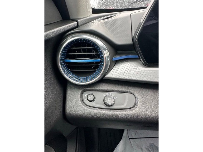 Used 2025 Chevrolet Trax LT FWD image 33
