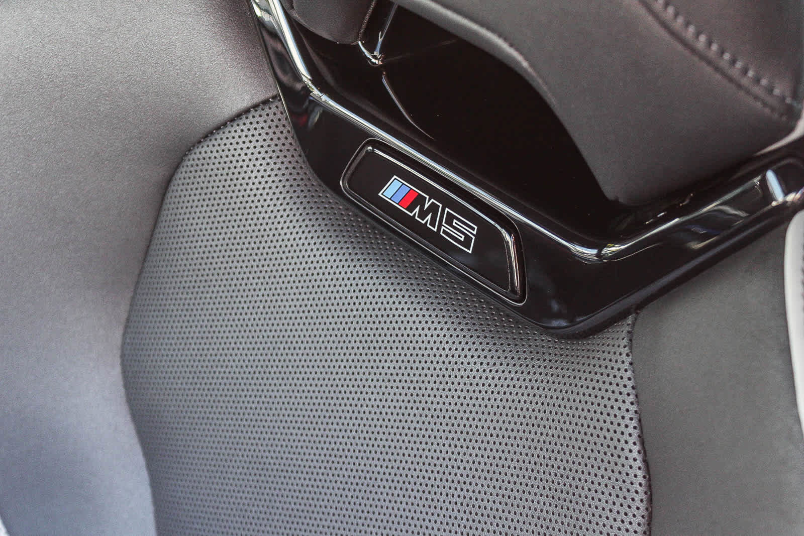 Used 2025 BMW M5 w/ Carbon Package image 24