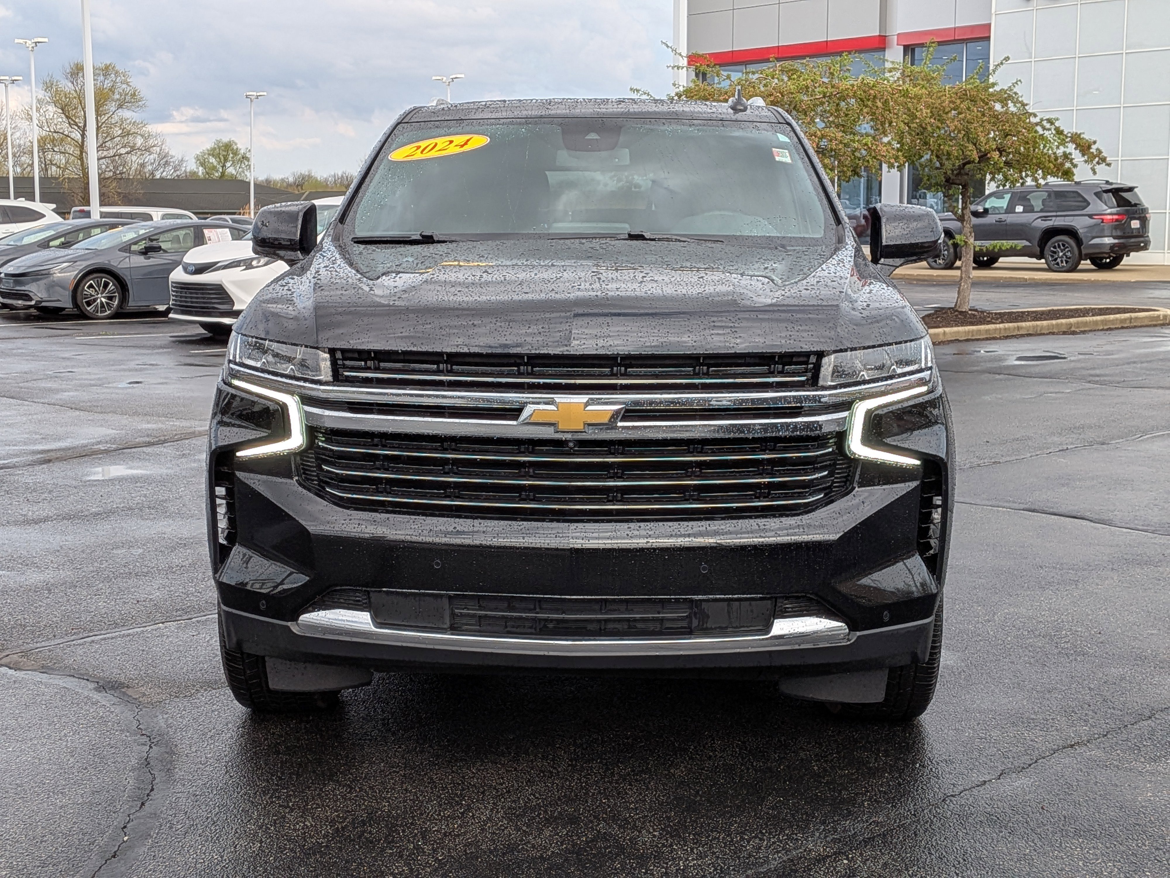 Used 2024 Chevrolet Suburban LT w/ Luxury Package image 2