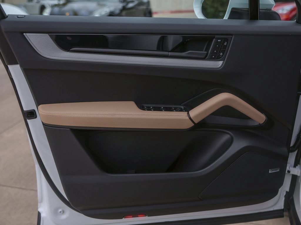 Certified 2026 Porsche Cayenne Coupe AWD/4WD image 30