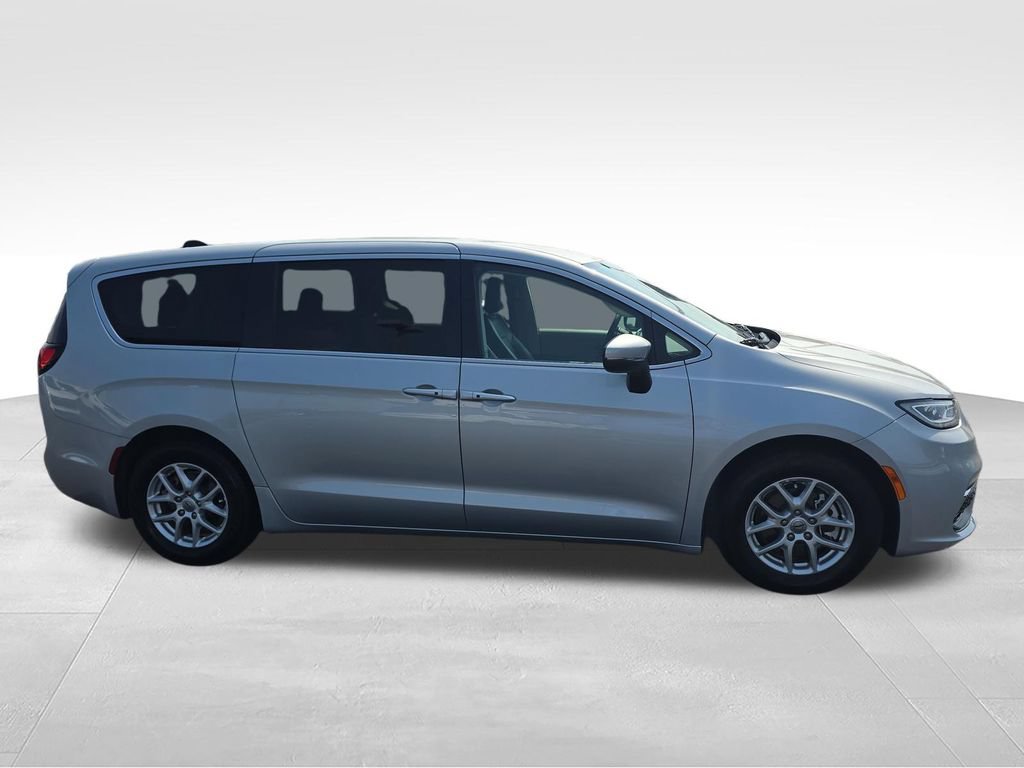 Used 2023 Chrysler Pacifica Touring-L FWD image 6