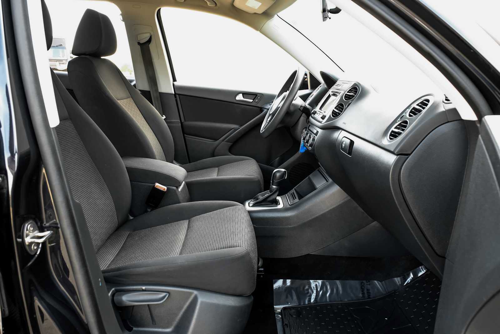 Used 2017 Volkswagen Tiguan S image 31