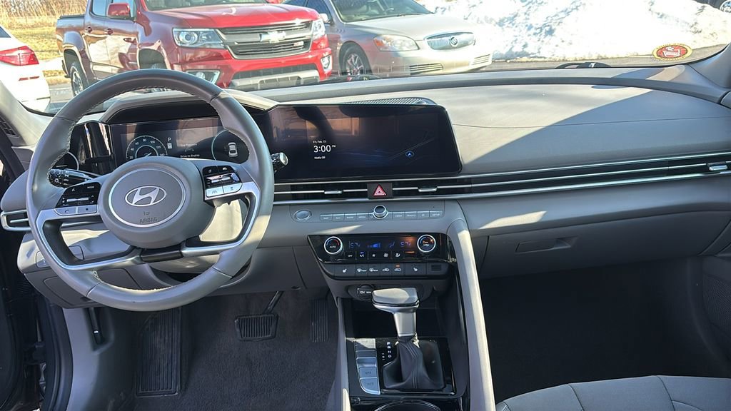 Used 2025 Hyundai Elantra SEL image 12