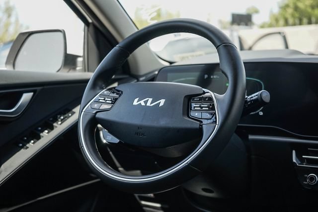 Certified 2025 Kia Niro EX FWD image 16