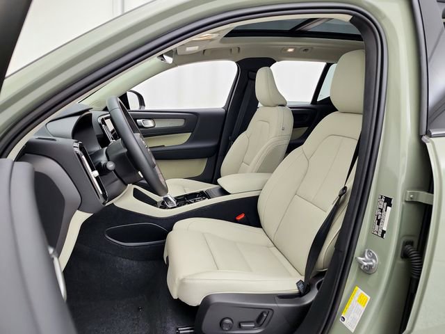 Certified 2025 Volvo XC40 B5 Plus w/ Protection Package Premier AWD/4WD image 17