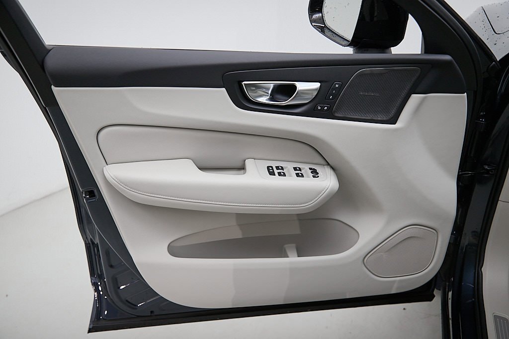 New 2026 Volvo XC60 B5 Ultra w/ Climate Package image 9