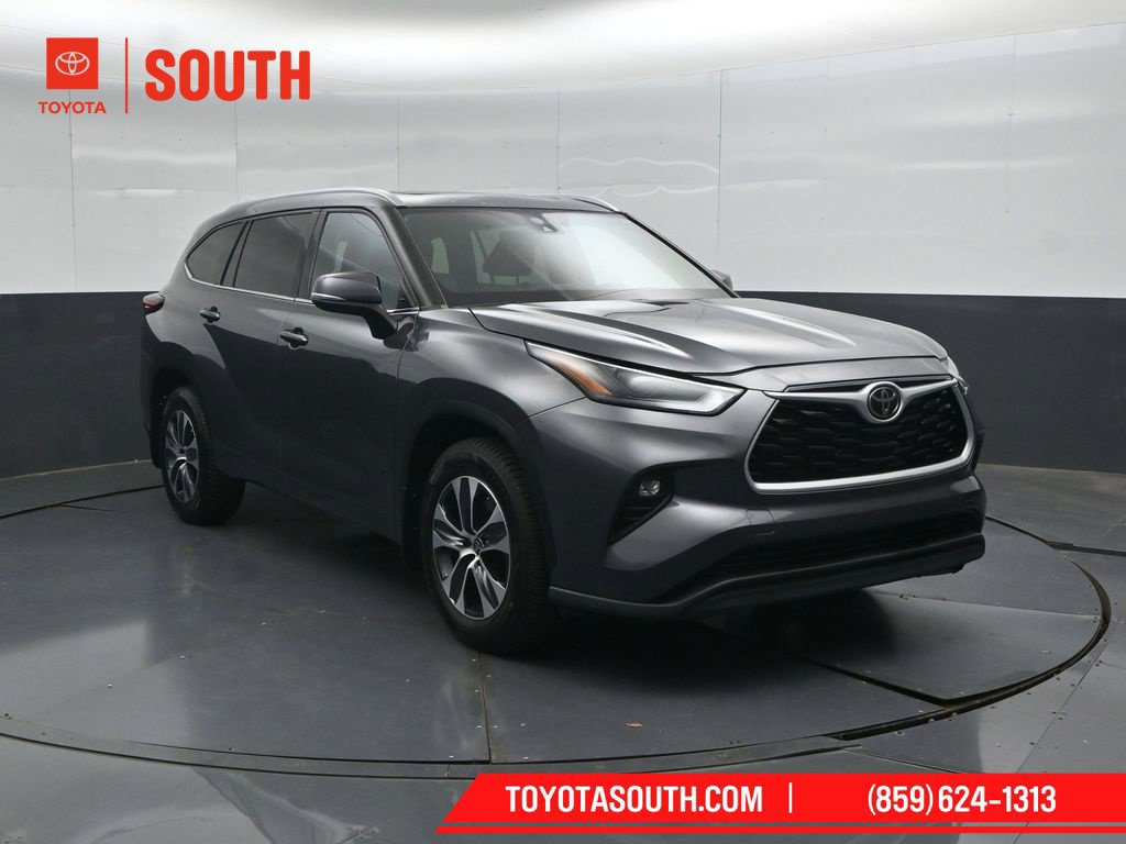 Used 2022 Toyota Highlander XLE AWD/4WD image 4