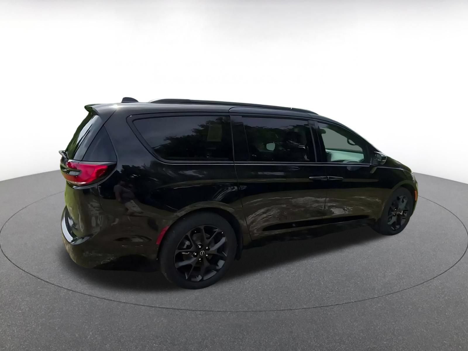 Used 2025 Chrysler Pacifica Limited FWD image 14