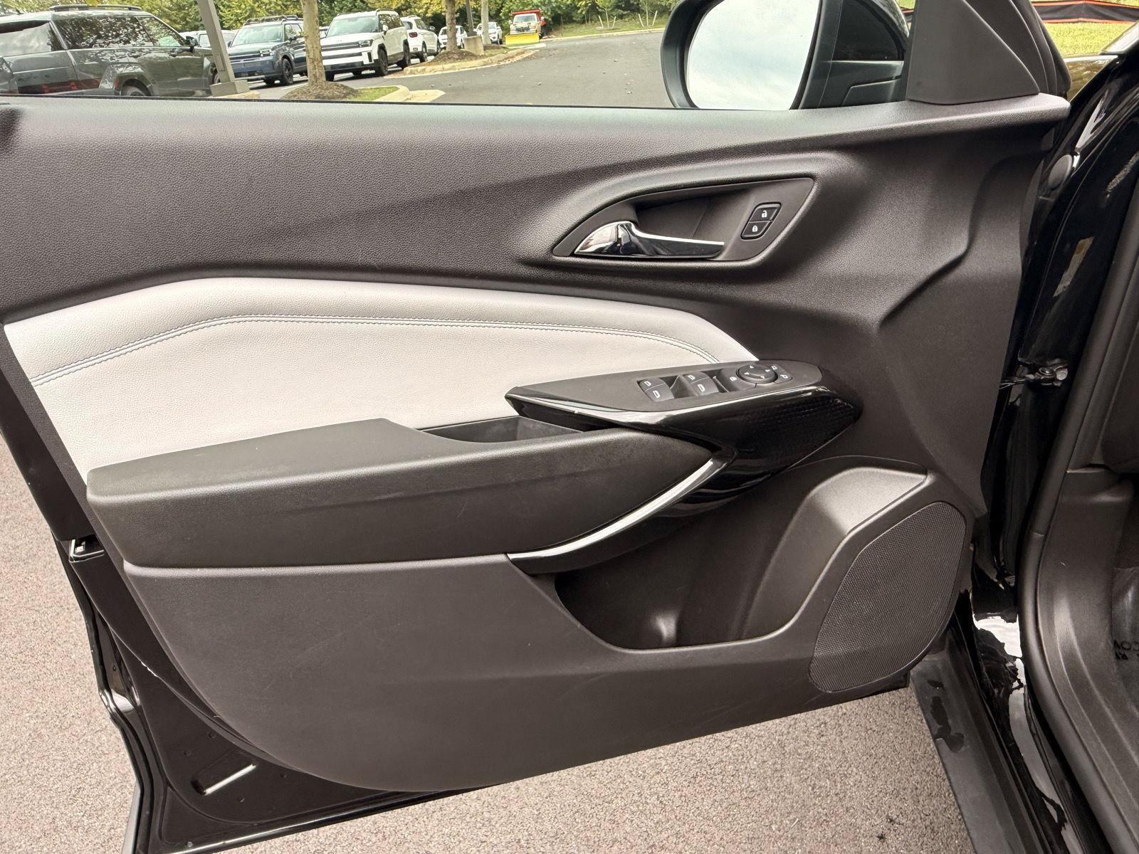Used 2025 Chevrolet Trax LT FWD image 12