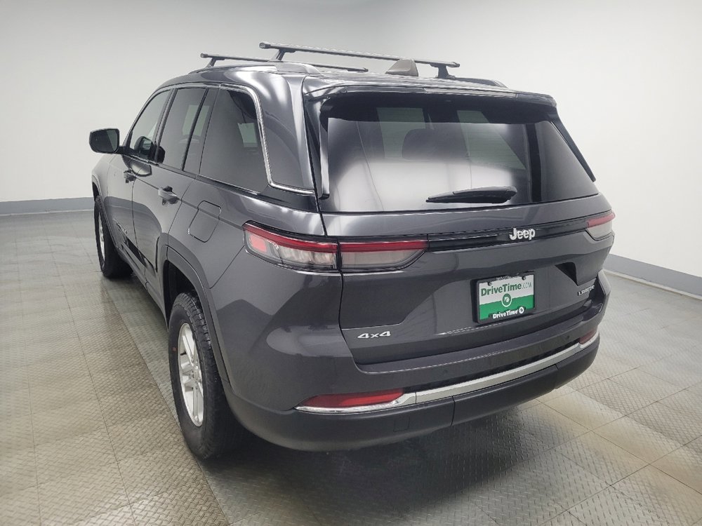 Used 2023 Jeep Grand Cherokee Laredo image 3