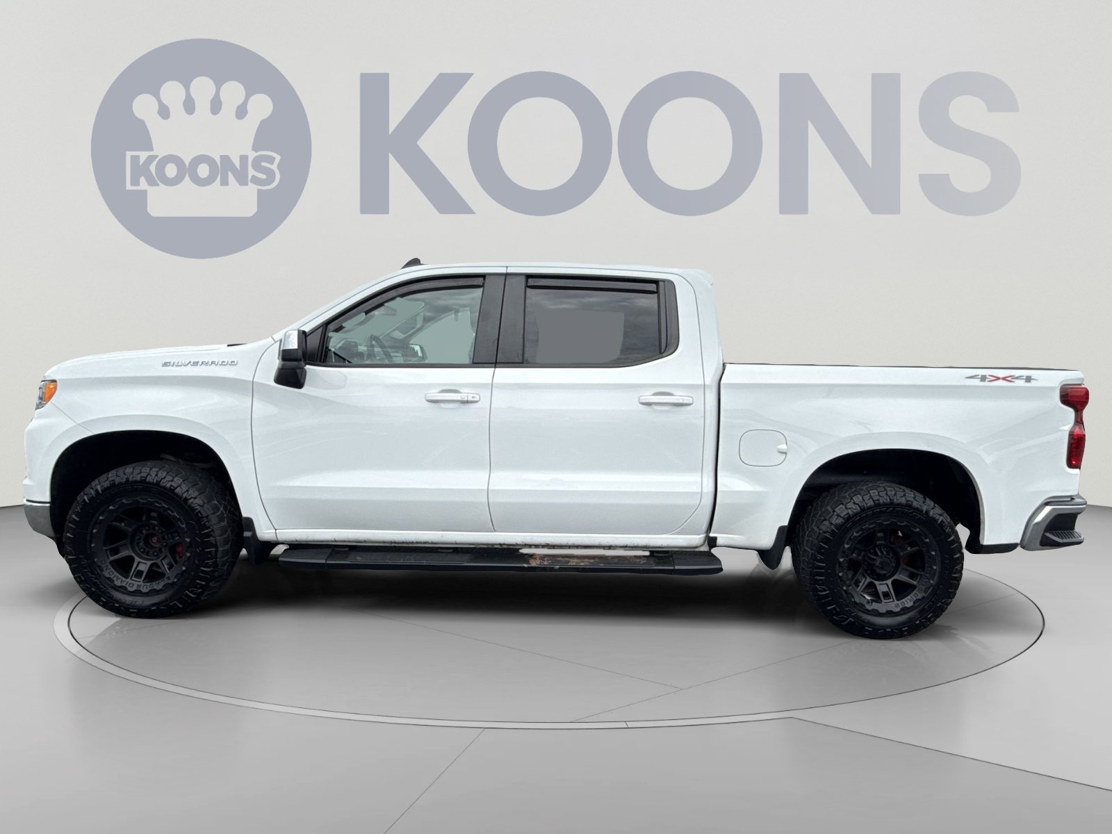 Used 2023 Chevrolet Silverado 1500 LT AWD/4WD image 2