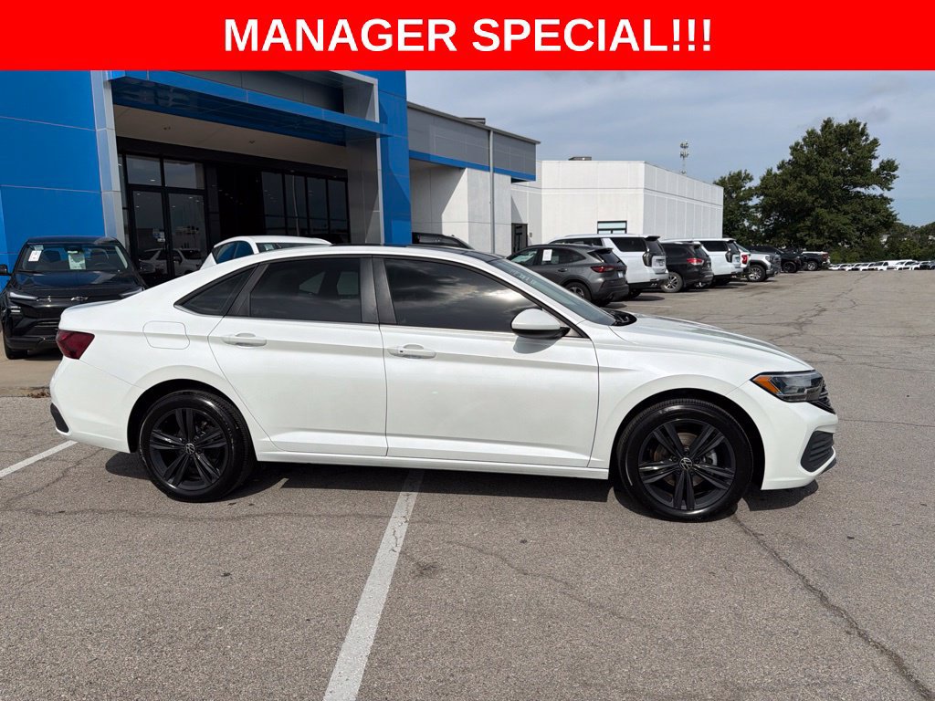 Used 2023 Volkswagen Jetta SE FWD image 2