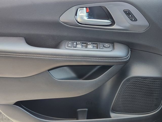 New 2026 Chrysler Pacifica Select FWD image 18