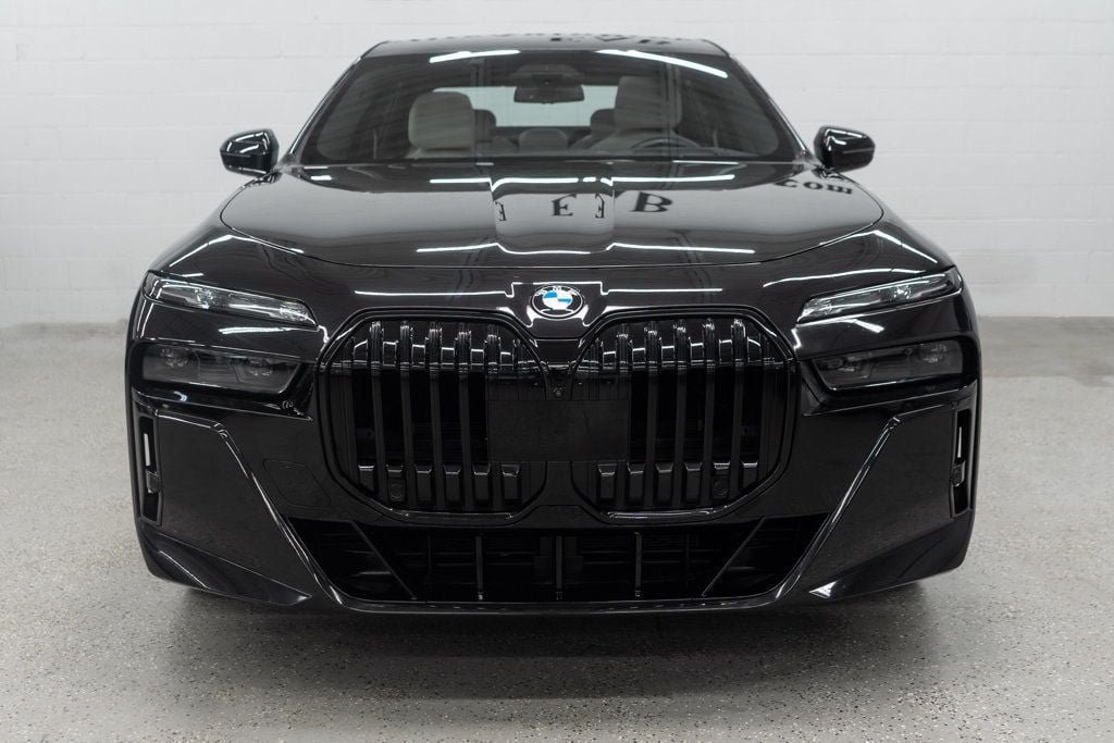 Used 2023 BMW 760i xDrive w/ Executive Package AWD/4WD image 3