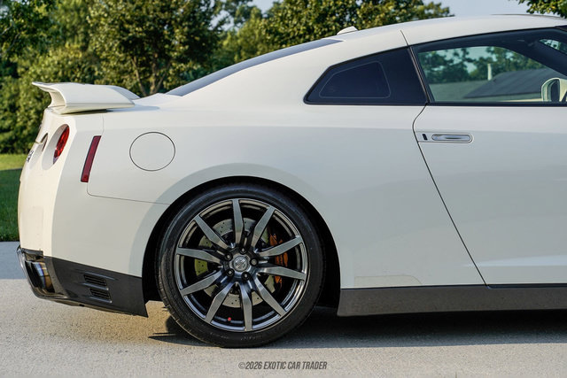 Used 2016 Nissan GT-R Premium AWD/4WD image 10