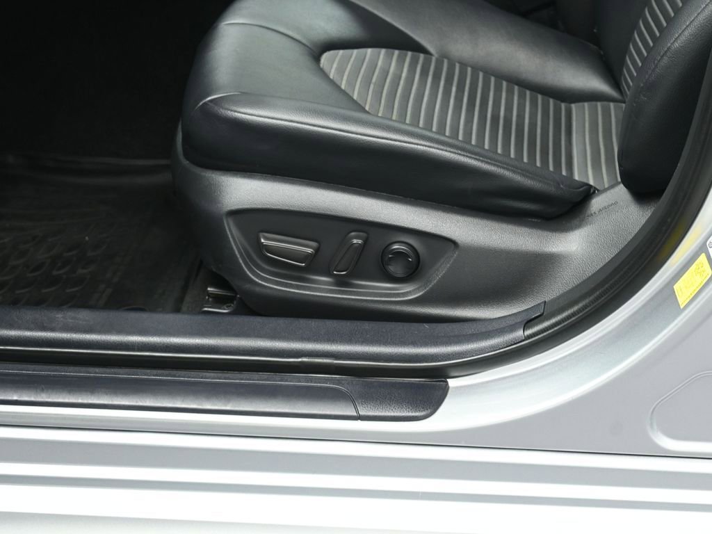Used 2020 Toyota Camry SE image 10