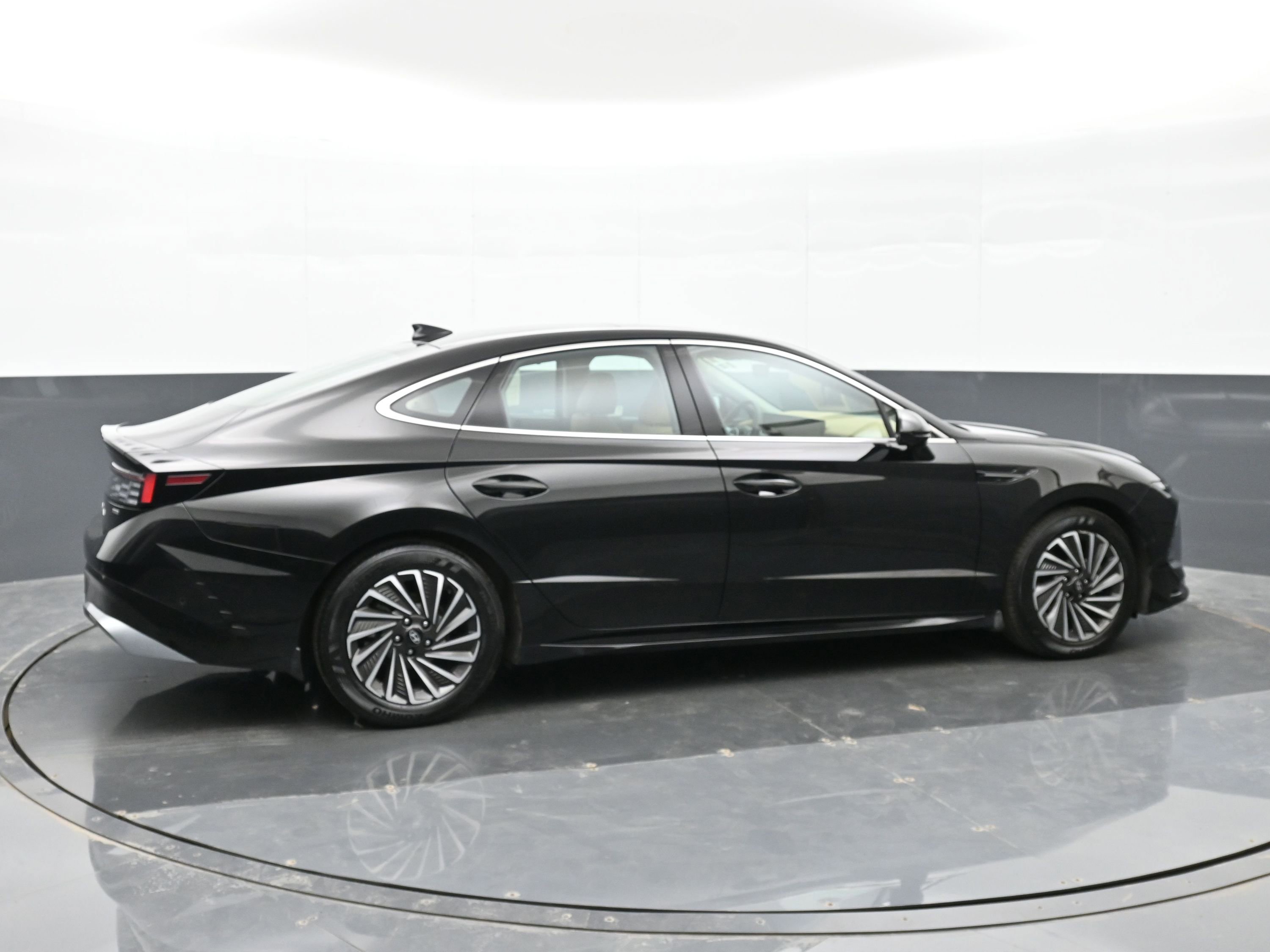 Certified 2025 Hyundai Sonata Limited image 5