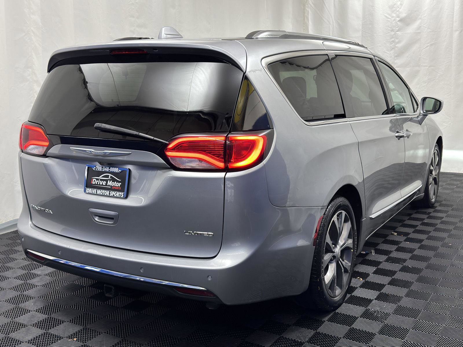 Used 2017 Chrysler Pacifica Limited image 7