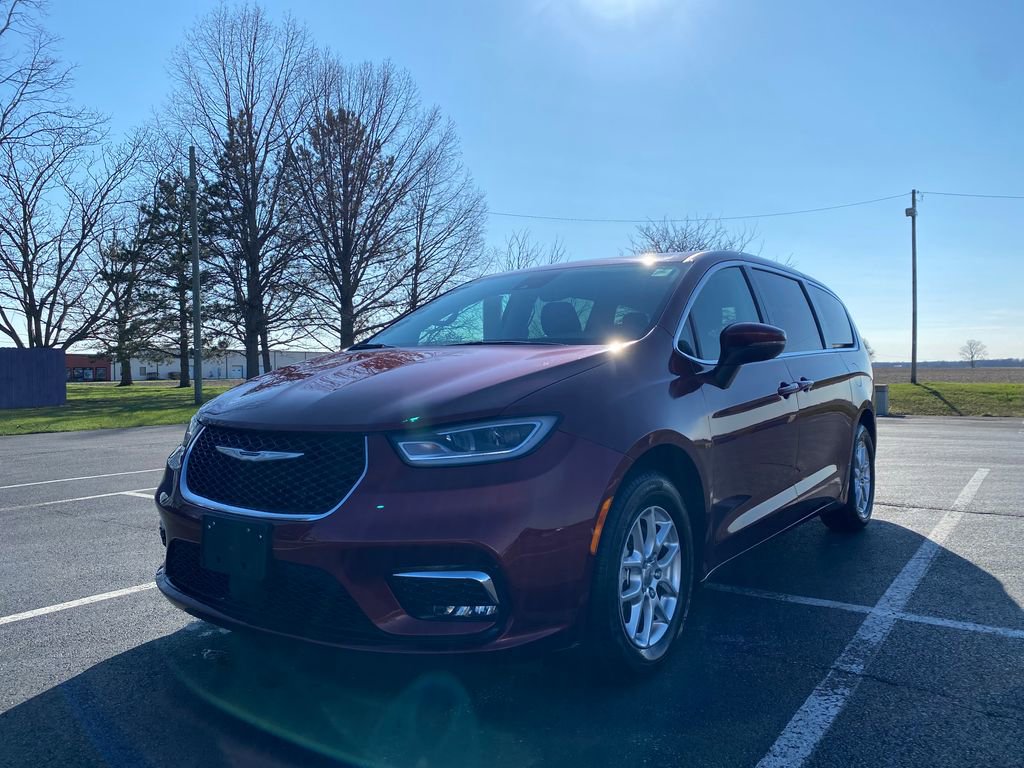 Used 2023 Chrysler Pacifica Touring-L image 3