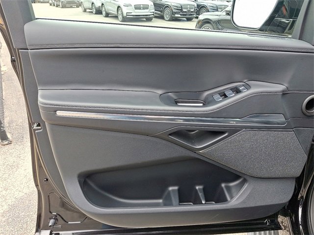 Used 2025 Lincoln Navigator Reserve image 12