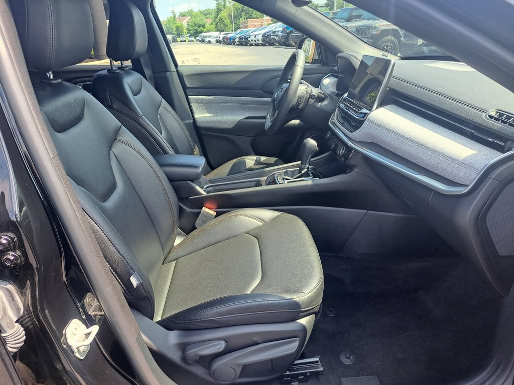 Used 2024 Jeep Compass Latitude w/ Sun and Sound Group AWD/4WD image 37