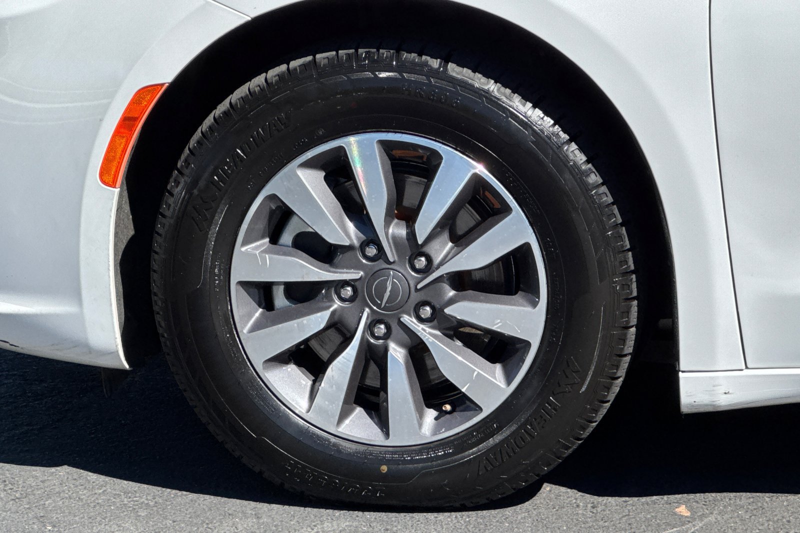 Used 2024 Chrysler Pacifica Limited FWD image 33