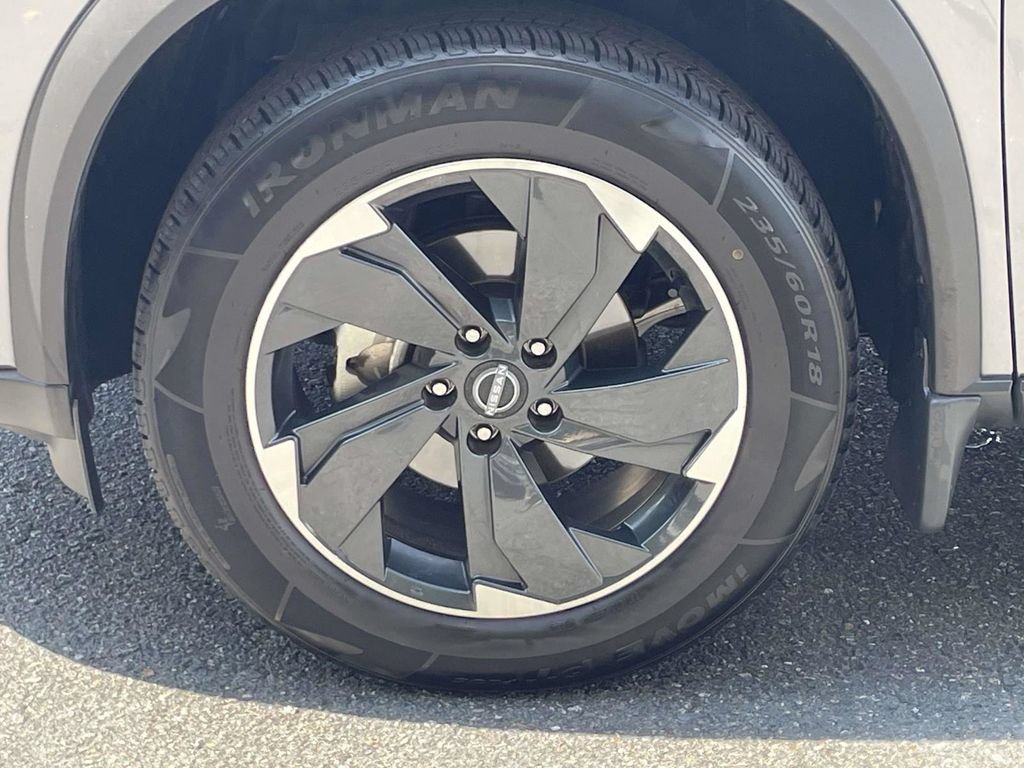 Used 2025 Nissan Rogue SV w/ SV Premium Package FWD image 11