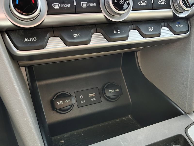 Used 2020 Hyundai Elantra SE FWD image 18