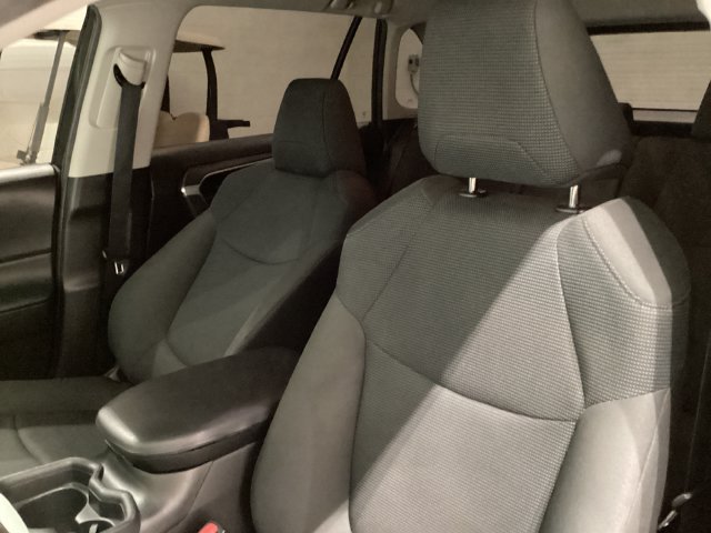 Used 2021 Toyota RAV4 LE FWD image 15