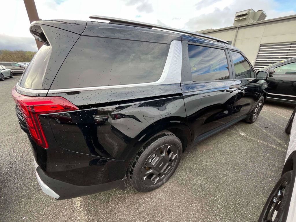 Certified 2025 Kia Carnival EX image 2