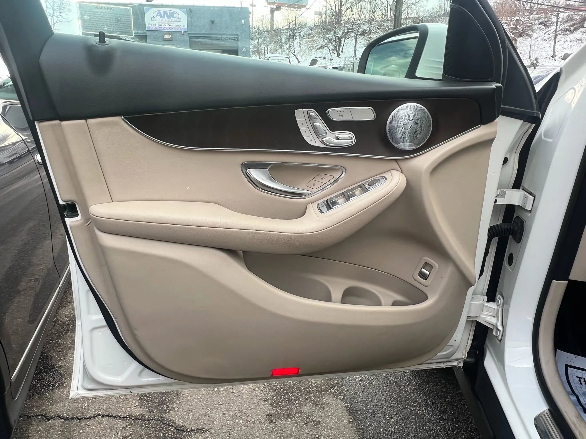 Used 2019 Mercedes-Benz GLC 300 4MATIC w/ Premium Package image 22