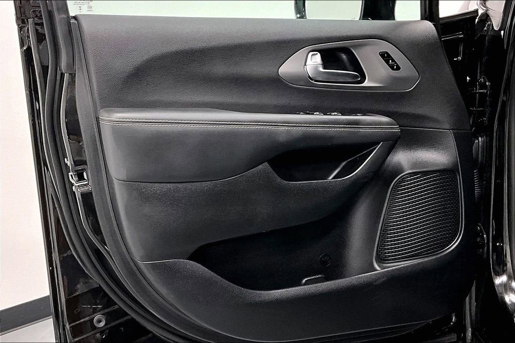 Used 2026 Chrysler Pacifica Select FWD image 20