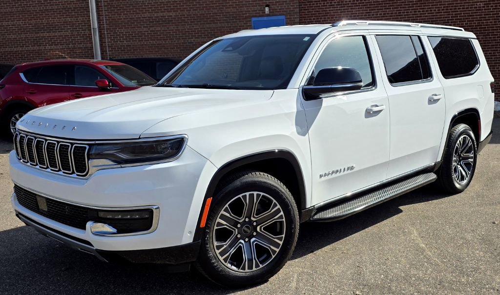 Used 2025 Jeep Wagoneer L Series II w/ 8-pass Seating Package image 4