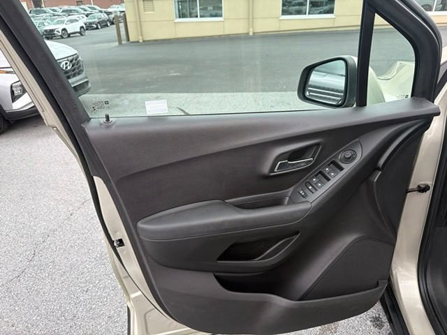Used 2016 Chevrolet Trax LT w/ LT Convenience Package AWD/4WD image 11