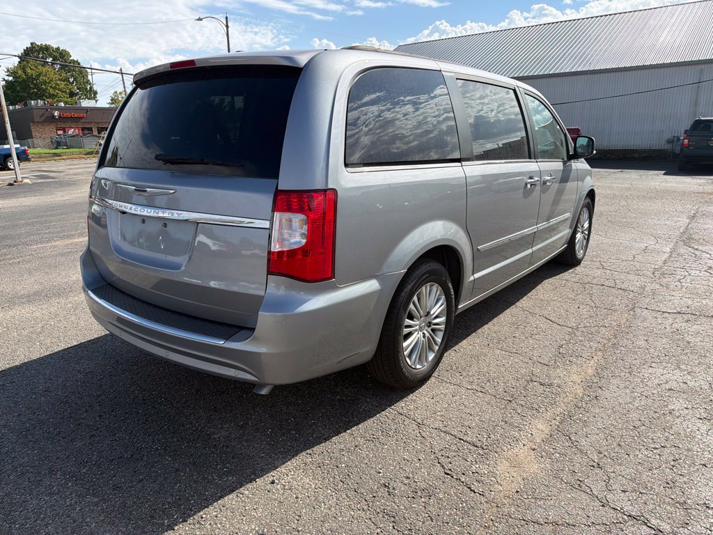 Used 2015 Chrysler Town & Country Touring-L w/ Driver Convenience Group FWD image 3