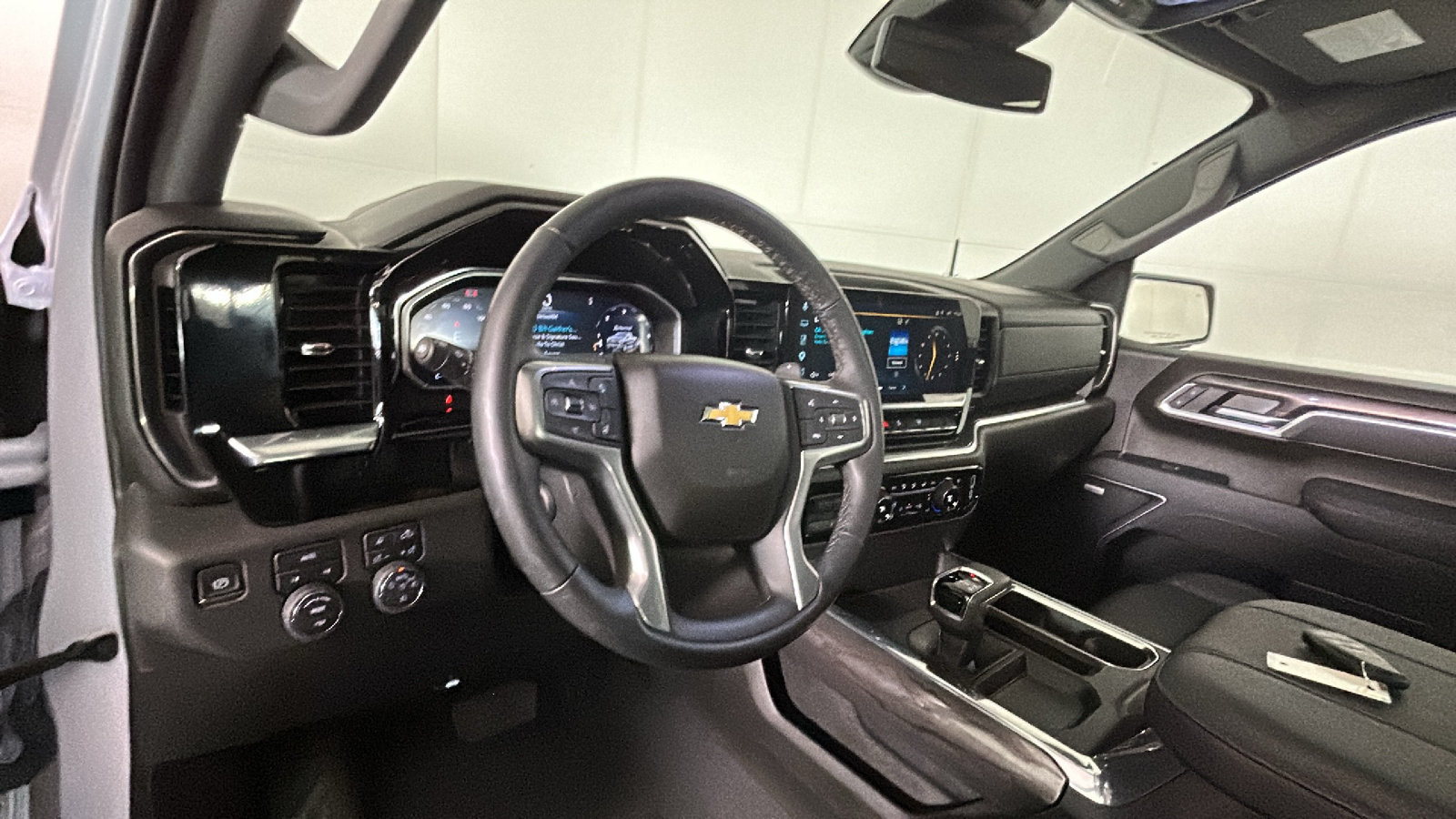 Used 2026 Chevrolet Silverado 1500 LTZ w/ LTZ Convenience Package II AWD/4WD image 17