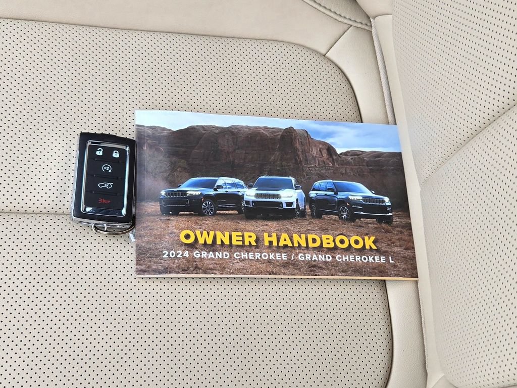 Used 2024 Jeep Grand Cherokee Limited w/ Luxury Tech Group II AWD/4WD image 13