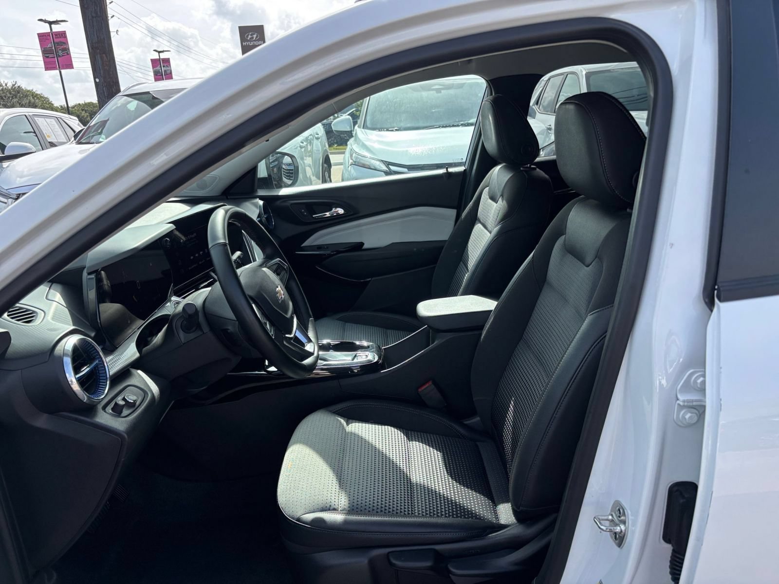 Used 2025 Chevrolet Trax LT w/ LT Convenience Package FWD image 21