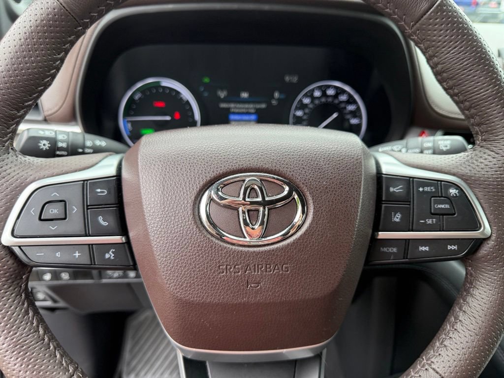 Used 2024 Toyota Sienna Platinum AWD/4WD image 33