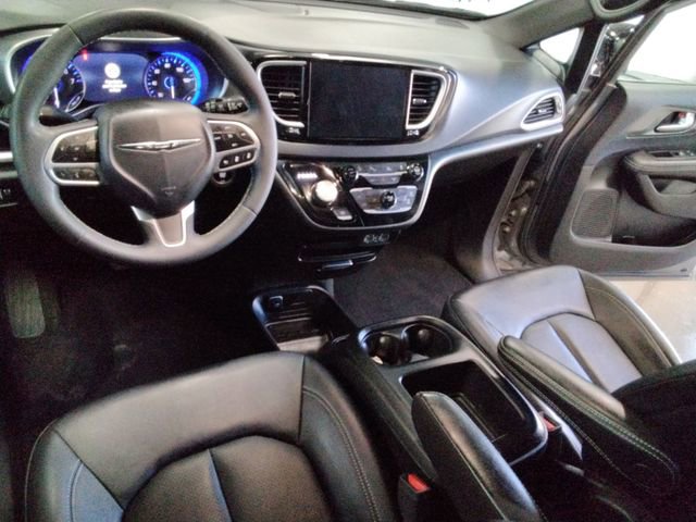 Used 2025 Chrysler Pacifica Select image 30