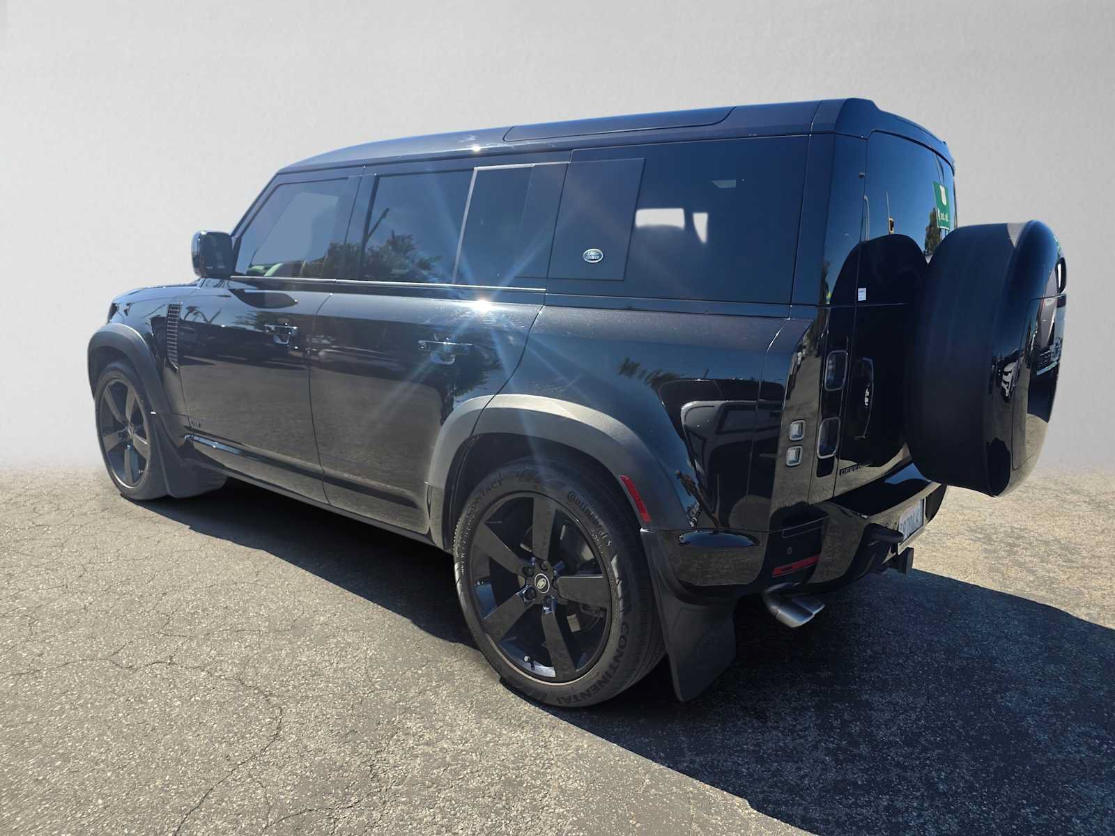 Used 2023 Land Rover Defender 110 V8 AWD/4WD image 3