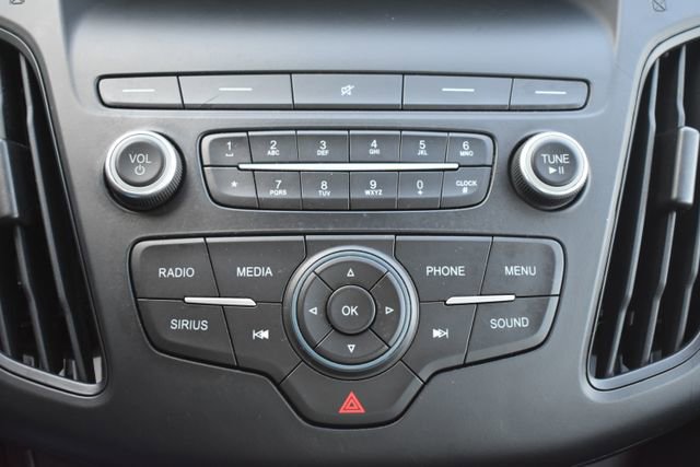 Used 2018 Ford Focus SE w/ SE Appearance Package image 24