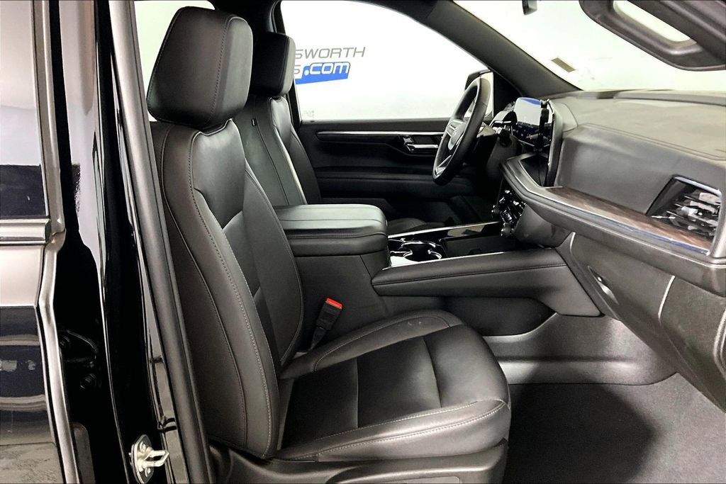 Used 2025 Chevrolet Suburban Z71 image 6