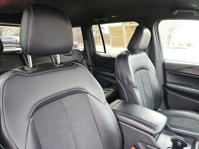 Used 2025 Jeep Grand Cherokee Altitude AWD/4WD image 12