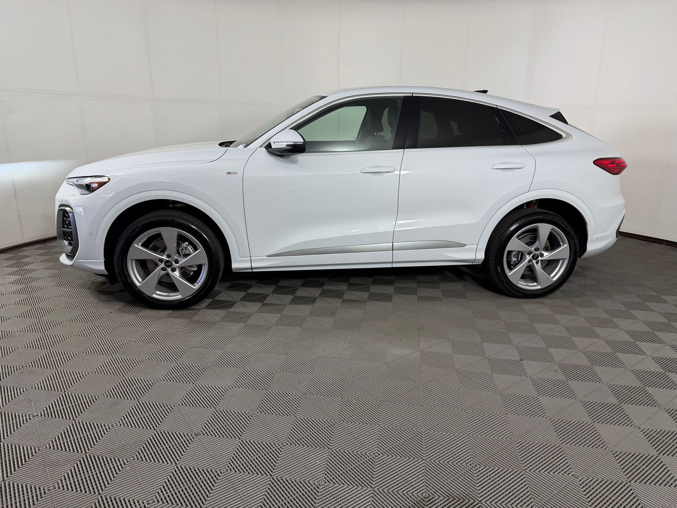 New 2026 Audi Q5 Premium Plus AWD/4WD image 2