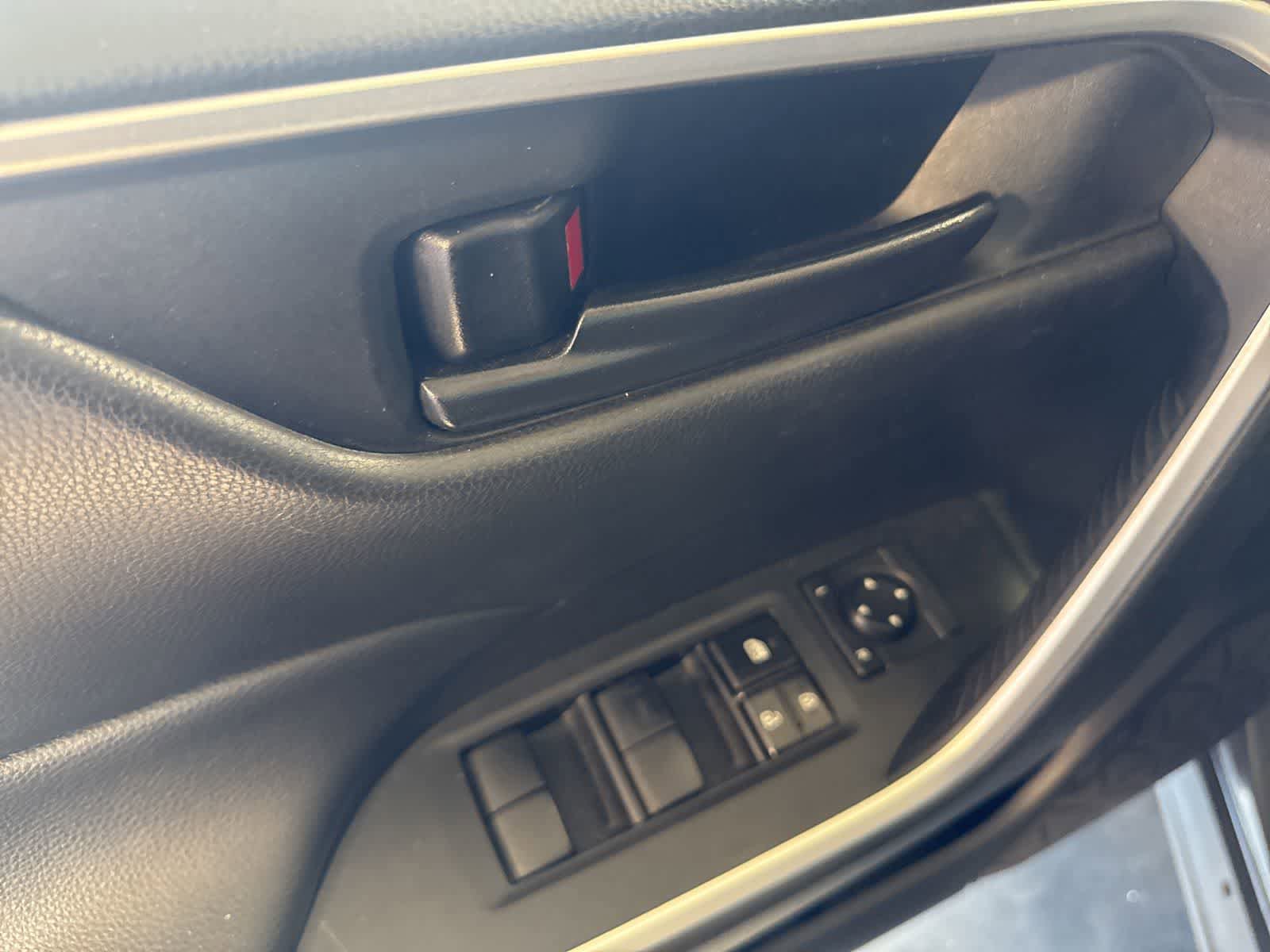 Used 2021 Toyota RAV4 LE AWD/4WD image 18