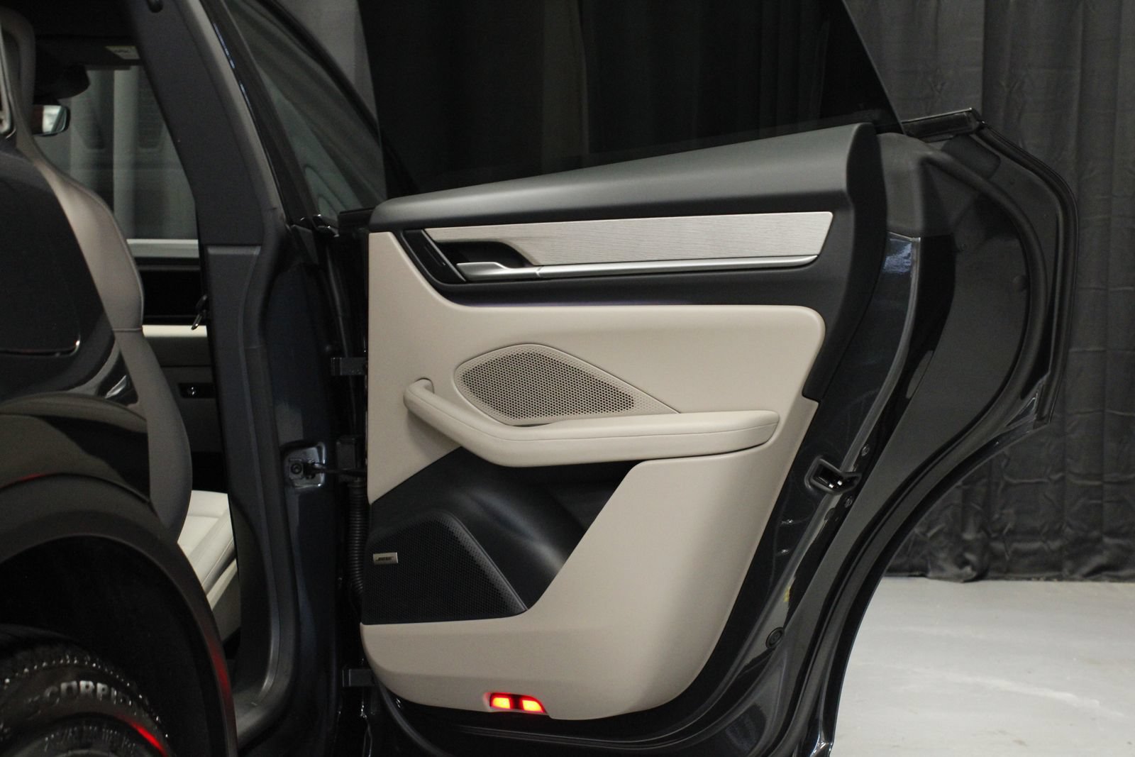 Certified 2025 Porsche Macan 4 Electric AWD/4WD image 17