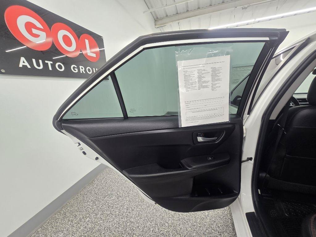 Used 2017 Toyota Camry SE w/ Moonroof Package FWD image 28